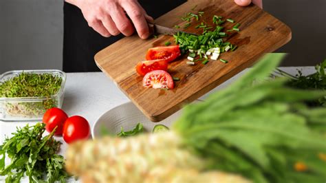 Ilustrácia zberu listov špargľového šalátu