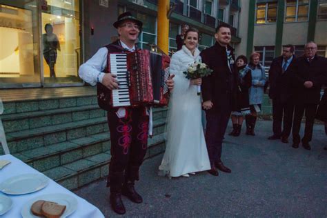 Rozdávanie kytíc na svadbe