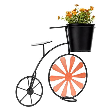 Kvetináč v tvare bicykla na terase