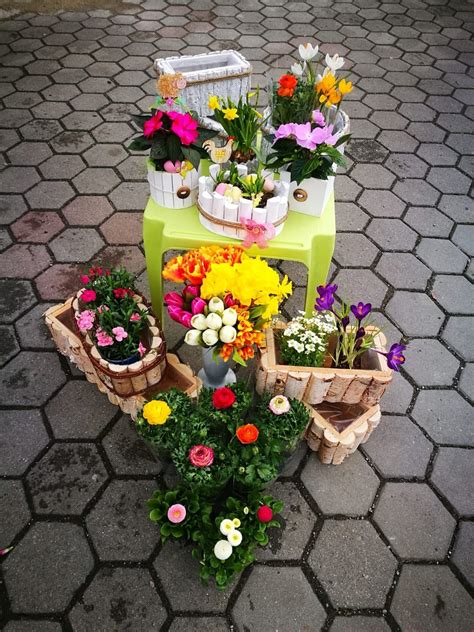 Kvetinárstvo s rôznymi kvetinovými aranžmánmi