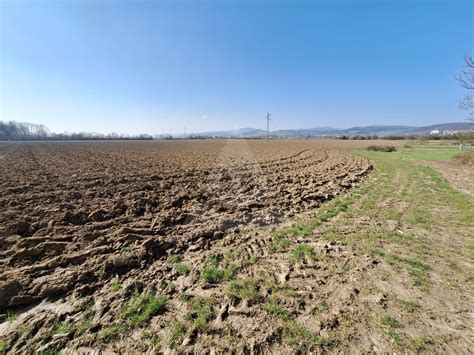 Pôda s vrstvou kompostu v biointenzívnom záhone
