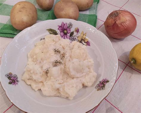 Zemiaky s hlinou pripravené na kopcovanie
