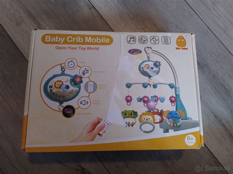 Detail kolotoča s projektorom a hračkami