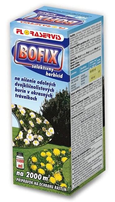Ruka držiaca fľašu s prípravkom na ochranu rastlín