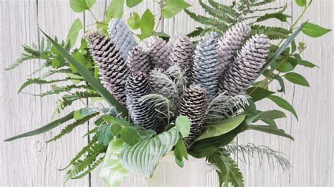 Rôzne druhy šišiek pripravené na výrobu kvetov