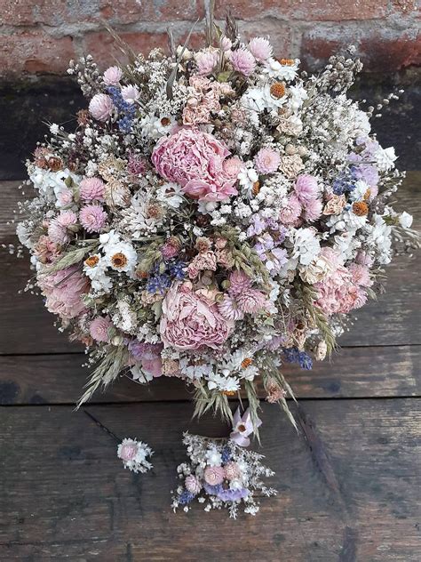 Kytica kvetov zo šišiek vo váze