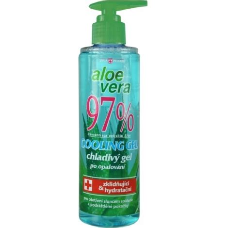 Žena aplikujúca aloe vera gél na pokožku po opaľovaní