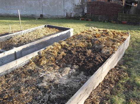 Kombinácia dreva a gabionov vo vyvýšenom záhone