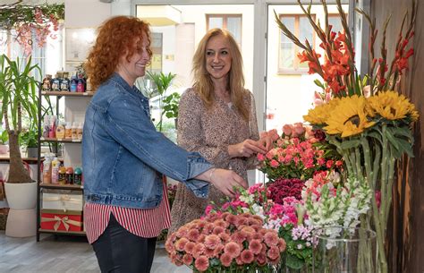 Kvetinárstvo s rôznymi druhmi kvetov