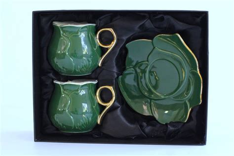 Detail dekoru růže a zelené linky na porcelánové soupravě