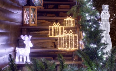 Vianočné sviečky a svetelné reťaze