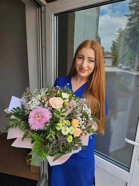 Žena držiaca krásnu kyticu kvetov