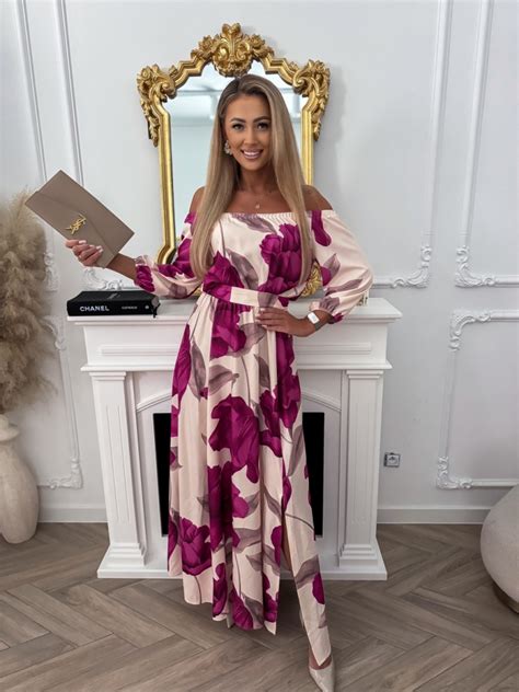 Módny outfit s fuchsiovými šatami a doplnkami