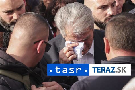 Žena vkladajúca kvet do hlavne pušky počas protestu