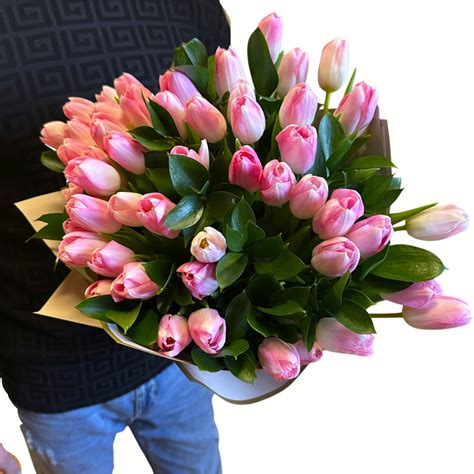 Ružové tulipány v ozdobnom kornúte