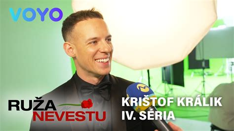 Moderátor Krištof Králik s dievčatami z Ruže pre nevestu