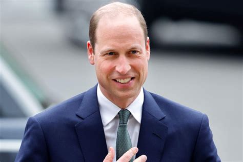 Princ William s červeným makom na hrudi