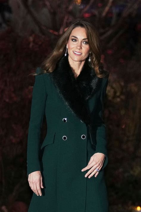 Princezná Kate v červenom kabáte s brošňou narcisu