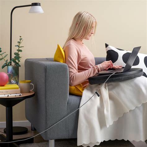 Žena pracujúca pri stole s kvetinovým USB ventilátorom