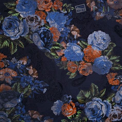 Detail čierno-bielej bavlnenej látky s kvetinovým vzorom