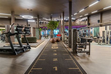Moderné fitness centrum s vybavením Technogym
