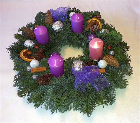 Adventný veniec s mini vianočnými ružami a prírodnými prvkami