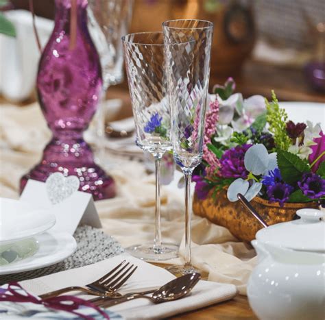 Inšpirácia pre aranžovanie stola s levanduľovými taniermi