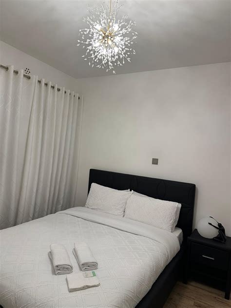 Pohľad na spálňu s posteľnou bielizňou Orchidea 3D