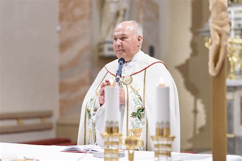 kňaz pri oltári vysluhujúci sviatosti