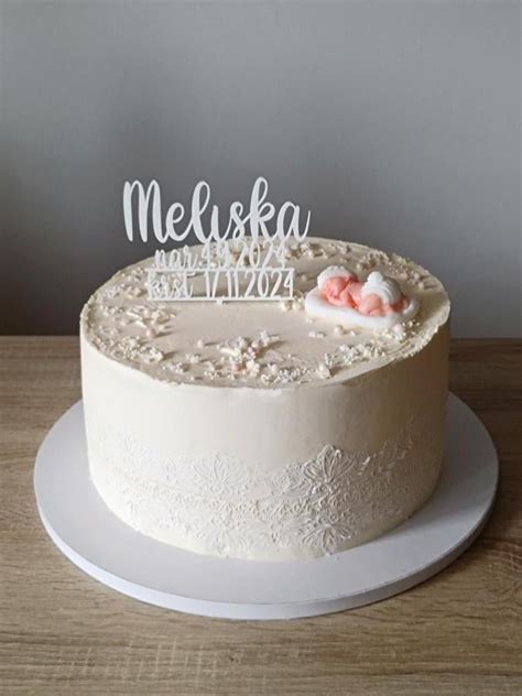 Slávnostná torta na krstiny s bielym a zlatým zdobením