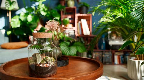 Detail umelého kvetu v skle