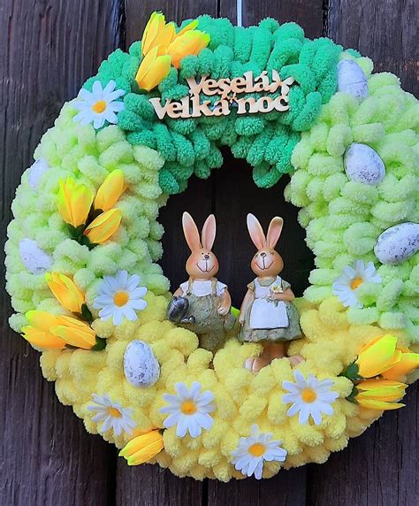 Veľkonočné dekorácie so zajačikmi a vajíčkami