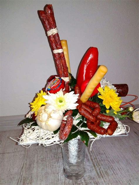 Ilustračné foto slanej kytice z klobás a syra