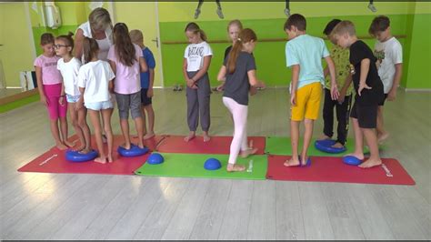 Deti cvičia gymnastiku a jogu