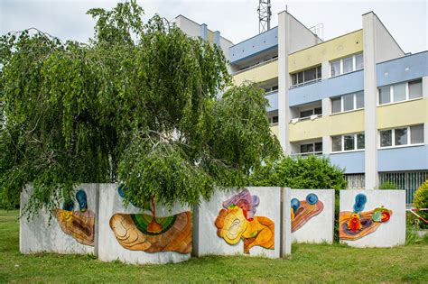 Cementové kvetináče vo verejnom priestore