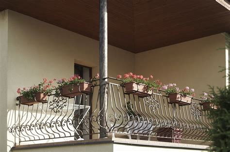 Štýlové umiestnenie kvetináčov na balkóne
