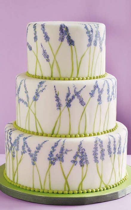 Svadobná torta s levanduľou