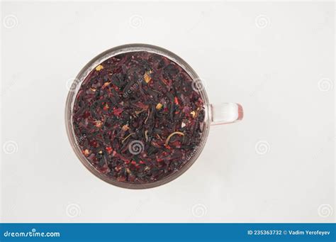 Šálka s červeným nápojom z karkade