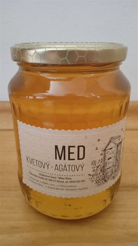 Kvitnúca lipa obsypaná včelami