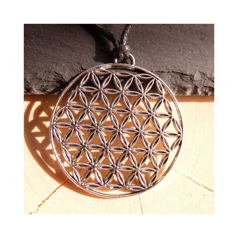 Detailné fotografie rôznych prevedení strieborných príveskov Kvet života