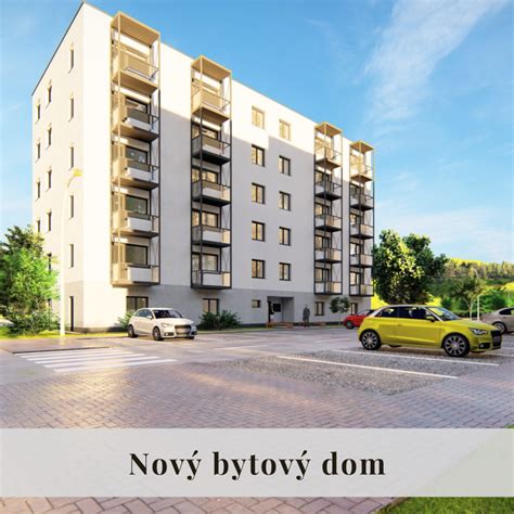 Ľudia pri verejnom losovaní nájomníkov bytového domu