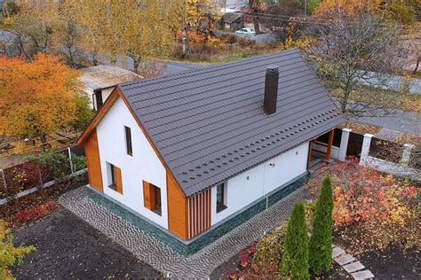 Brečtan pokrývajúci fasádu domu