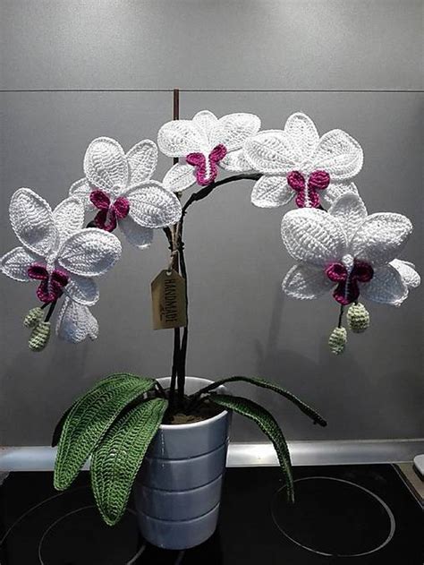 hotová háčkovaná orchidea v črepníku