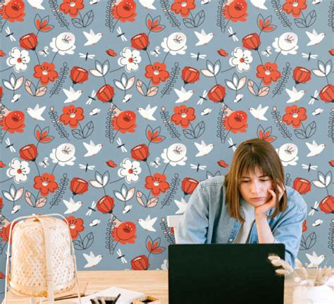 Detail kvetinového vzoru na zlatom prívesku