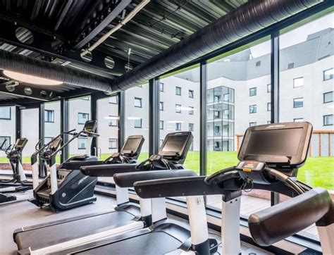 moderné fitness centrum s novými strojmi
