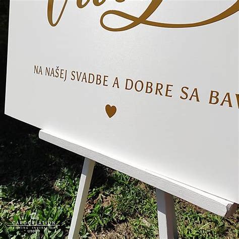 Svadobná tabuľa s kombináciou živých a umelých kvetov