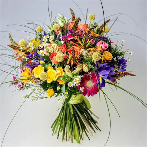 Zmiešaná kytica s rôznymi druhmi kvetov