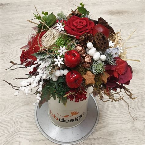 Vianočná kytica s dekoráciami