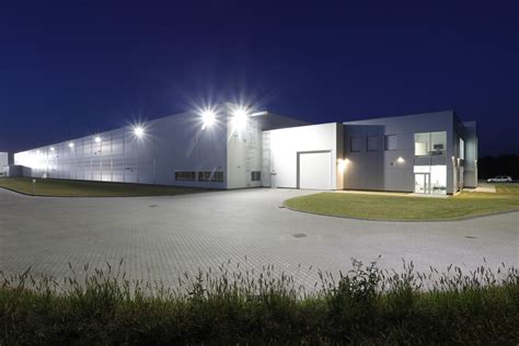 Výrobná hala so strojmi