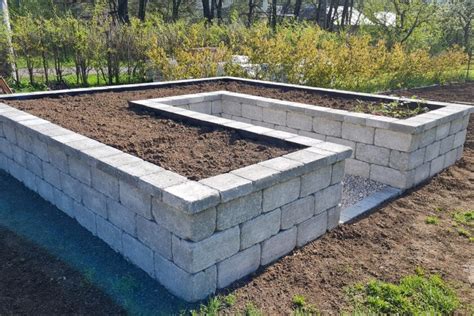 Stavba vyvýšeného záhonu z betónových tvárnic